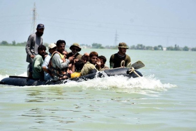 Paquistão luta para evitar que lago gigante transborde - 