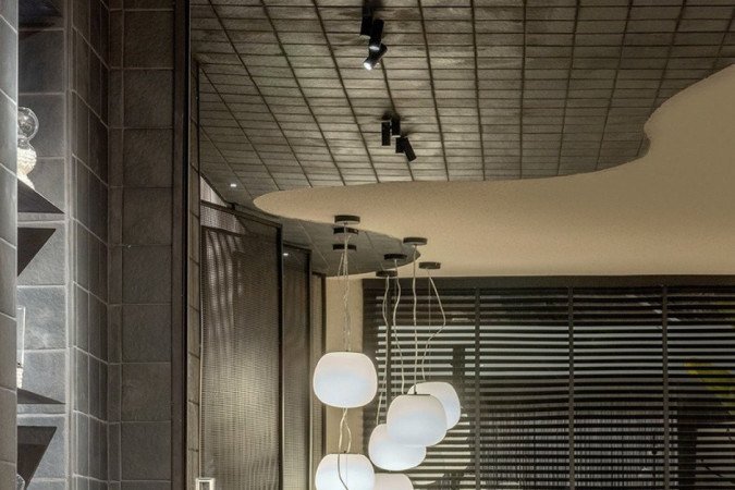 Poltrona em bouclé, no espaço Domus Vita, de Jessica Campos