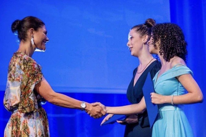 Camily Pereira e Laura Drebes recebem certificado entregue pela princesa Vitória da Suécia, patrona do prêmio -  (crédito: Reprodução redes sociais)