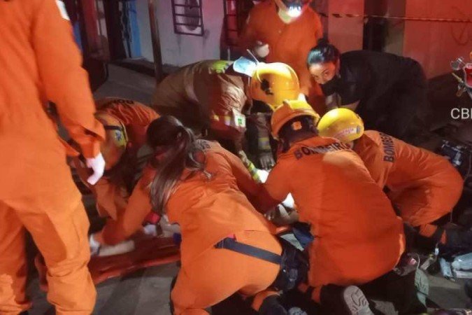 Bombeiros resgatam cinco pessoas e dois cães em incêndio na Asa Norte - (crédito: CBMDF) Bombeiros resgatam cinco pessoas e dois cães em incêndio na Asa Norte - (crédito: CBMDF)