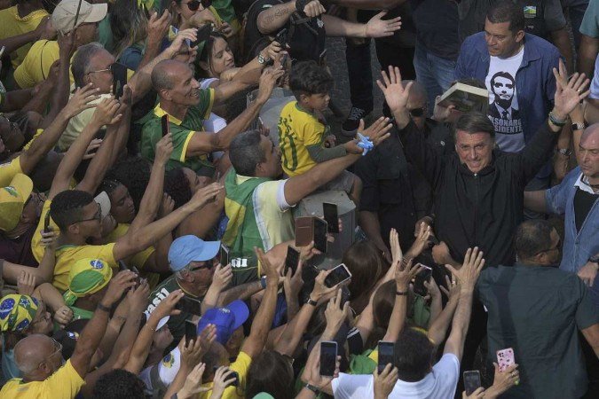 Depois de assistir ao ato cívico-militar preparado pelo Comando Militar do Leste, em frente ao Forte de Copacabana, Bolsonaro seguiu por um corredor aberto entre a multidão até o trio elétrico contratado pelo pastor Silas Malafaia - (crédito: Carl de Souza/AFP) Depois de assistir ao ato cívico-militar preparado pelo Comando Militar do Leste, em frente ao Forte de Copacabana, Bolsonaro seguiu por um corredor aberto entre a multidão até o trio elétrico contratado pelo pastor Silas Malafaia - (crédito: Carl de Souza/AFP)