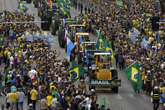 O agronegócio levou tratores para o desfile cívico-militar na Esplanada dos Ministérios - (crédito: Carlos Vieira/CB)