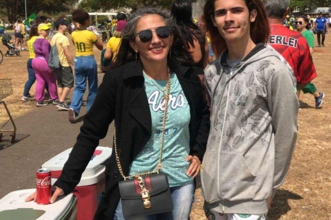 Desempregados, Josileia Vieira da Silva, 37 anos, e o filho Sammy, 20 anos, aproveitaram movimentação para faturar