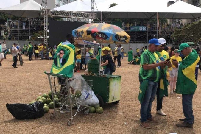 Ambulantes lucram em dia de desfile civico de comemoração ao 7 de Setembro na Esplanada dos Ministérios