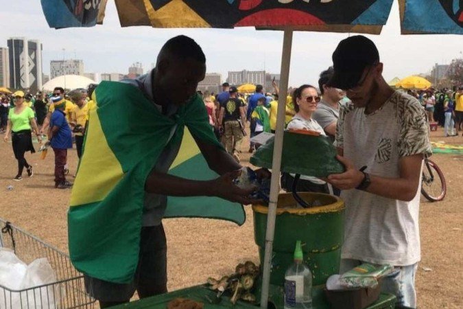 Em dia de forte calor, Lucas Victor Siqueira, 20 anos, comemorou a venda de mais de 100 garrafas de água de coco