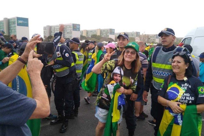 Manifestantes pró-Bolsonaro posam ao lado de policiais militares durante 7 de Setembro -  (crédito: Pedro Marra/ CB)