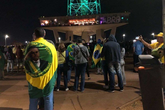 Apoiadores do presidente Jair Bolsonaro acompanham queima de fogos em comemoração aos 200 anos da independência do Brasil, na Torre de TV. - (crédito: Rafaela Martins/CB/DA PRESS) Apoiadores do presidente Jair Bolsonaro acompanham queima de fogos em comemoração aos 200 anos da independência do Brasil, na Torre de TV. - (crédito: Rafaela Martins/CB/DA PRESS)