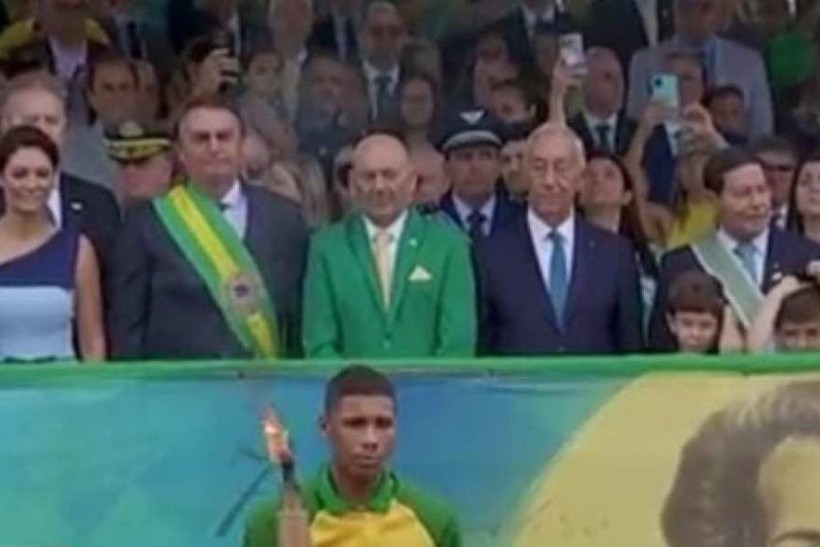 Luciano Hang sobe na tribuna entre Bolsonaro e presidente de Portugal