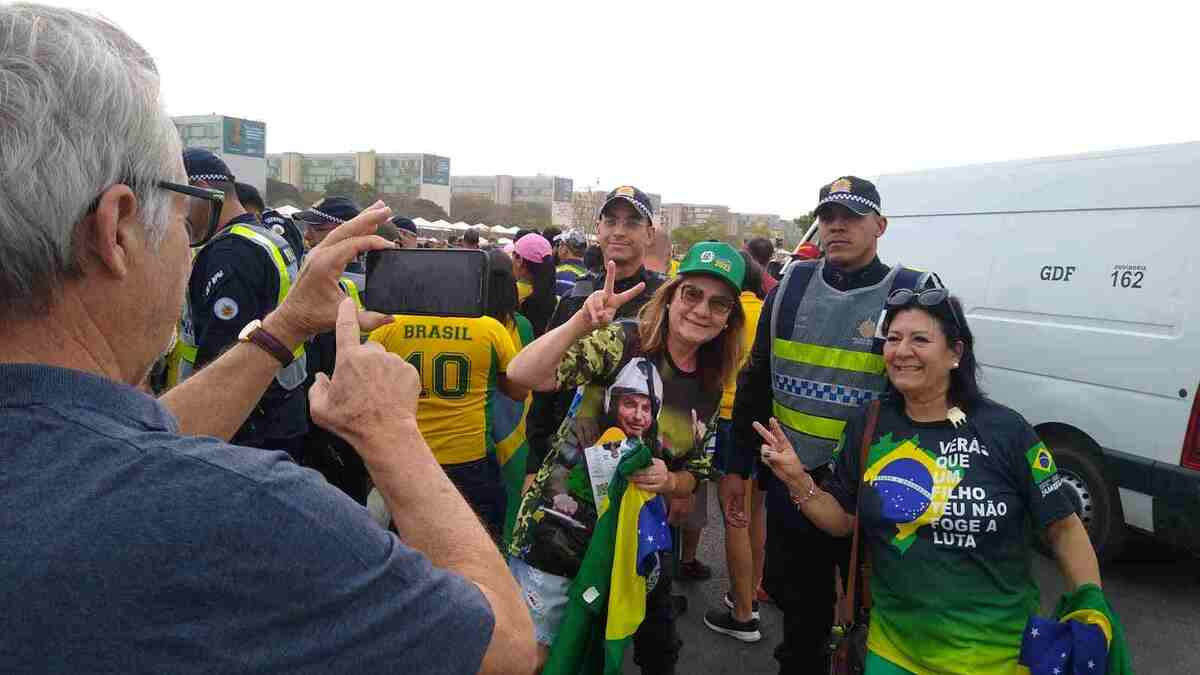 As amigas de Pirassununga, interior de São Paulo, Margareth Micciato, 63 anos, e Elizabeth Ramos, 61, tiraram foto com dois PMs. Elas viajaram 900 quilômetros de carro para acompanhar o desfile de 7 de setembro