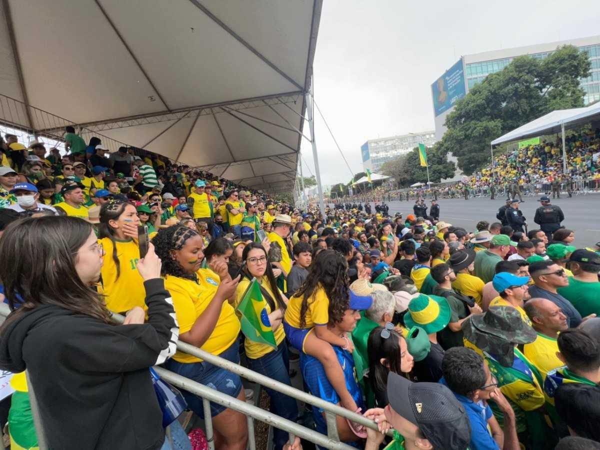 Servidores assistiram a desfile na Esplanada em arquibancada reservada