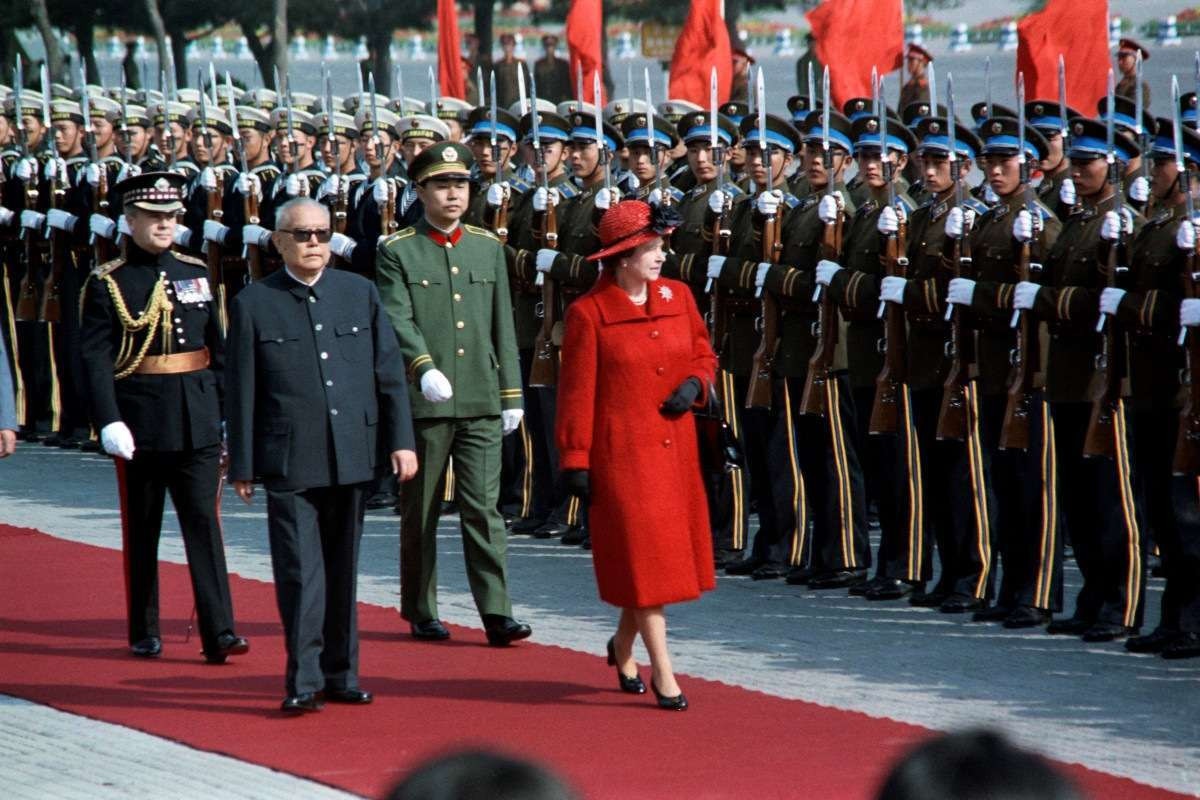 Rainha Elizabeth foi a primeira monarca britânica a visitar a China Ocidental, em 1986.