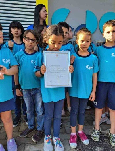 Alunos do Colégio Darcília Coimbra, em João Pinheiro (MG), durante o minuto de silêncio pela morte da rainha Elizabeth II