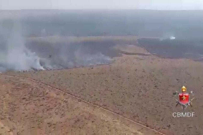 Combate ao incêndio no Parque Nacional de Brasília - (crédito: CBMDF/Divulgação) Combate ao incêndio no Parque Nacional de Brasília - (crédito: CBMDF/Divulgação)