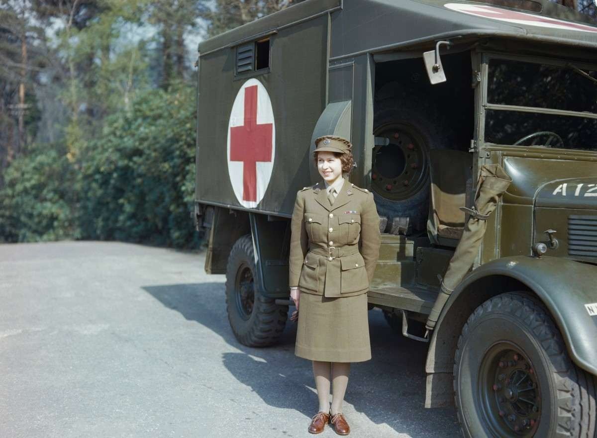 Elizabeth, ainda como princesa, se alistou às Forças Armadas e servia como mecânica e motorista no Serviço Auxiliar Territorial, durante a Segunda Guerra