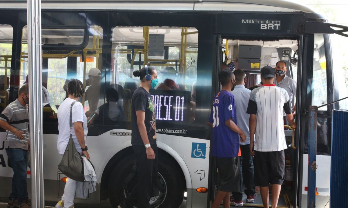 Máscaras deixam de ser obrigatórias no transporte público de SP