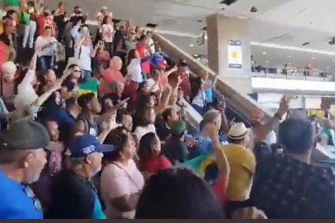 Grupo de apoiadores de Lula responderam à provocação de bolsonarista com ironia sobre o termo Grupo de apoiadores de Lula responderam à provocação de bolsonarista com ironia sobre o termo