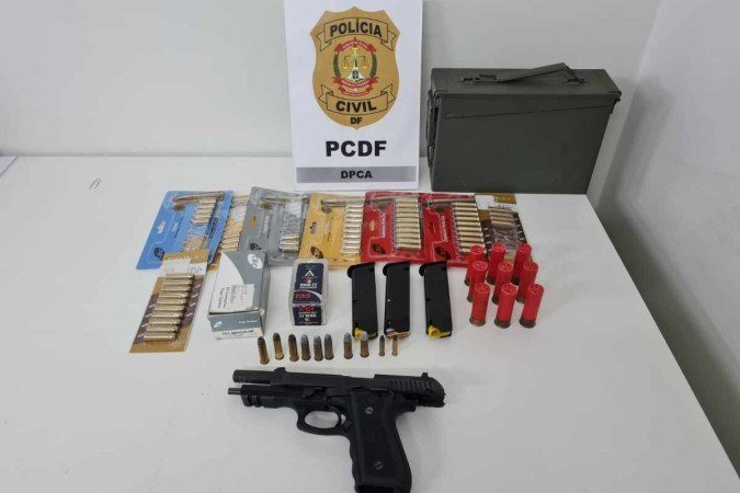 Na residência, o homem guardava ainda cartuchos de munição calibre 12 de maneira ilegal - (crédito: PCDF/Divulgação) Na residência, o homem guardava ainda cartuchos de munição calibre 12 de maneira ilegal - (crédito: PCDF/Divulgação)