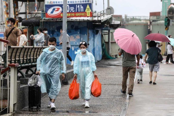 O tufão estava 180 quilômetros ao sul de Ishigaki neste domingo, com rajadas de vento de até 216 km/h enquanto se movia para noroeste - (crédito: I-HWA CHENG / AFP) O tufão estava 180 quilômetros ao sul de Ishigaki neste domingo, com rajadas de vento de até 216 km/h enquanto se movia para noroeste - (crédito: I-HWA CHENG / AFP)