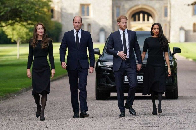 Os casais fizeram uma caminhada inesperada juntos em Windsor - (crédito: Kirsty O'Connor / POOL / AFP) Os casais fizeram uma caminhada inesperada juntos em Windsor - (crédito: Kirsty O'Connor / POOL / AFP)