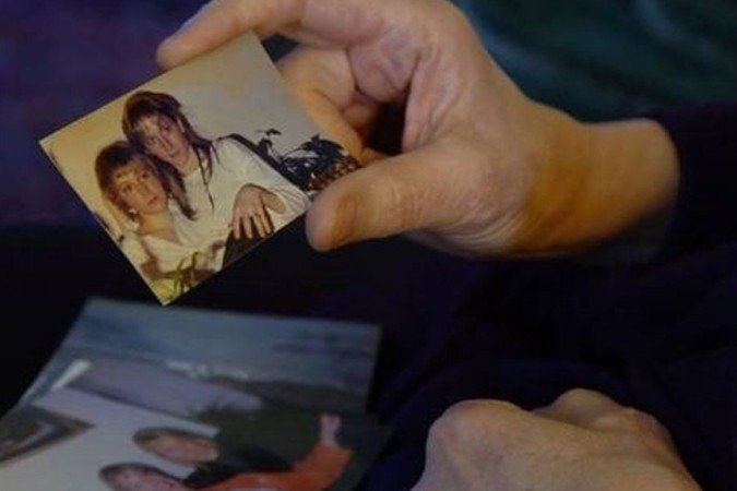 As gêmeas idênticas Kathy Seckler e Lori Pritzl encontraram-se pela primeira vez quando eram adolescentes, depois que um amigo em comum contou que elas poderiam ser irmãs
- As gêmeas idênticas Kathy Seckler e Lori Pritzl encontraram-se pela primeira vez quando eram adolescentes, depois que um amigo em comum contou que elas poderiam ser irmãs
-