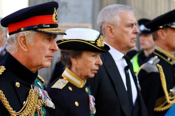 Acompanharam o cortejo fúnebre o rei Charles 3º; a princesa Anne; o duque de York, Andrew; e o conde de Wessex, Edward

 - 