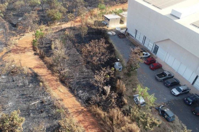 Fogo teve início por volta das 18h e atingiu as redondezas da faculdade UnB do Gama - (crédito: Valdemir Gomes) Fogo teve início por volta das 18h e atingiu as redondezas da faculdade UnB do Gama - (crédito: Valdemir Gomes)