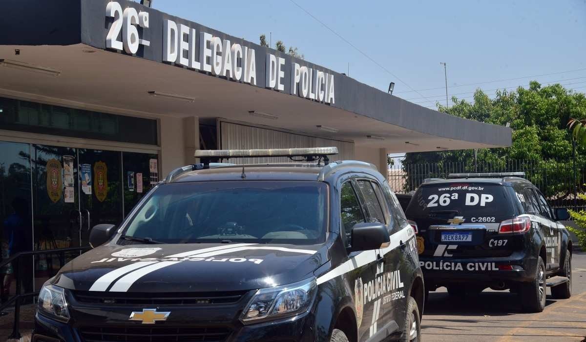 Homem é preso após ameaçar dupla de amigos com arma por supor que eram casal gay