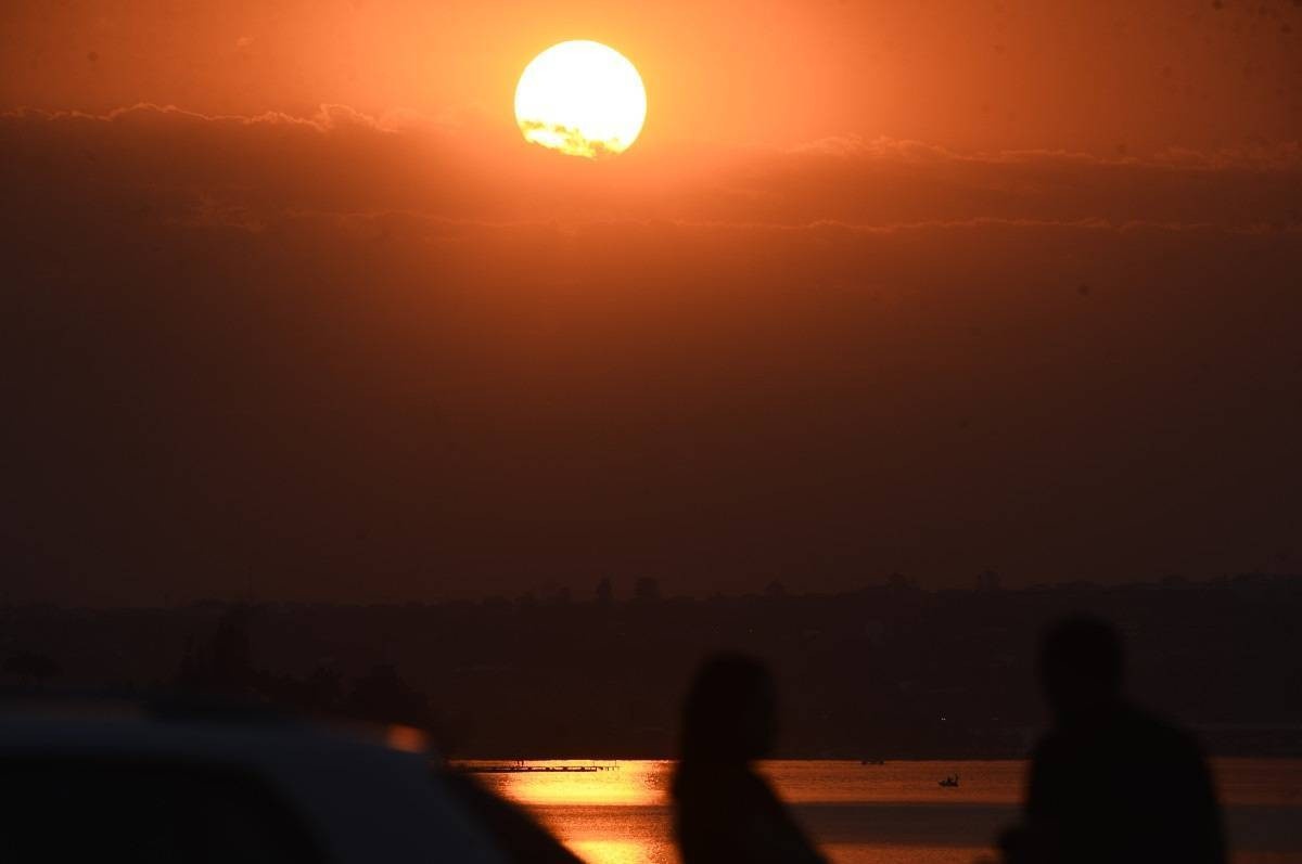 Brasilienses buscam alívio para o calor no Parque da Água Mineral