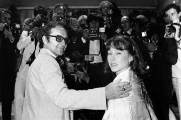  (FILES) In this file photo taken on May 22, 1980 Franco-Swiss film director Jean-Luc Godard (L) accompanied by French actress Nathalie Baye pose for the presentation of his film 'Sauve qui peut (la vie)' during the 33th Cannes International Film Festival in Cannes. Franco-Swiss filmmaker Jean-Luc Godard, died 'peacefully' on September 13, 2022 at his home in the small town of Rolle in Switzerland, his family said in a statement. (Photo by Ralph GATTI / AFP)
      Caption  -  (crédito:  RALPH GATTI)
