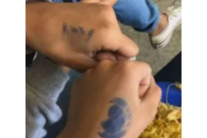 Alunos do Centro Educacional 3, em Planaltina, exibem carimbos nas mãos, medida adotada naquela unidade para impedir a repetição da merenda escolar - (crédito: Reprodução/G1) Alunos do Centro Educacional 3, em Planaltina, exibem carimbos nas mãos, medida adotada naquela unidade para impedir a repetição da merenda escolar - (crédito: Reprodução/G1)