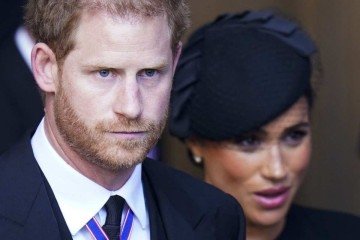 Príncipe Harry e Meghan Markle durante o funeral de Elizabeth II -  (crédito: DANNY LAWSON / POOL / AFP)