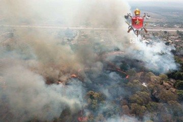 Imagem mostra combate ao fogo no Park Way em outra ocorr&ecirc;ncia, de 2022

 -  (crédito: CBMDF/Divulga&ccedil;&atilde;o)