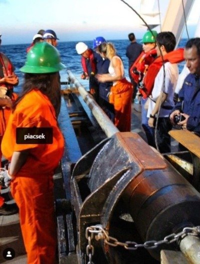 A pesquisadora brasileira a bordo do navio oceanográfico Vital de Oliveira 