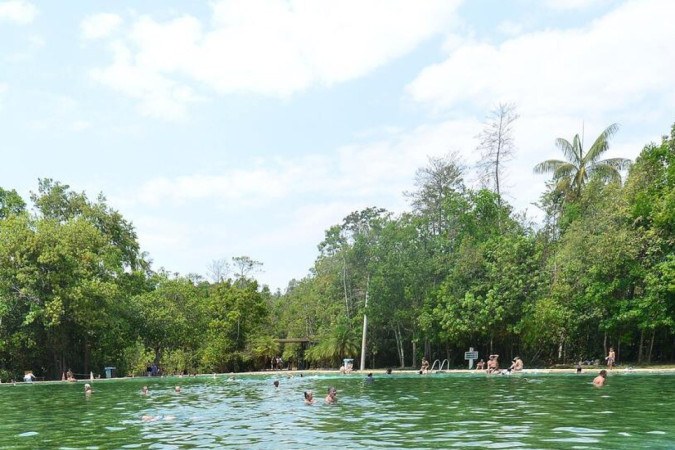 Brasilienses buscam alívio para o calor no Parque da Água Mineral