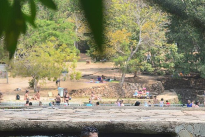 Brasilienses buscam alívio para o calor no Parque da Água Mineral