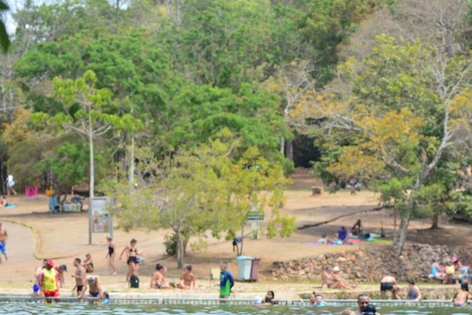 Brasilienses buscam alívio para o calor no Parque da Água Mineral