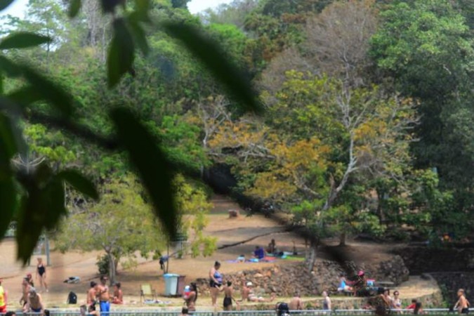 Brasilienses buscam alívio para o calor no Parque da Água Mineral