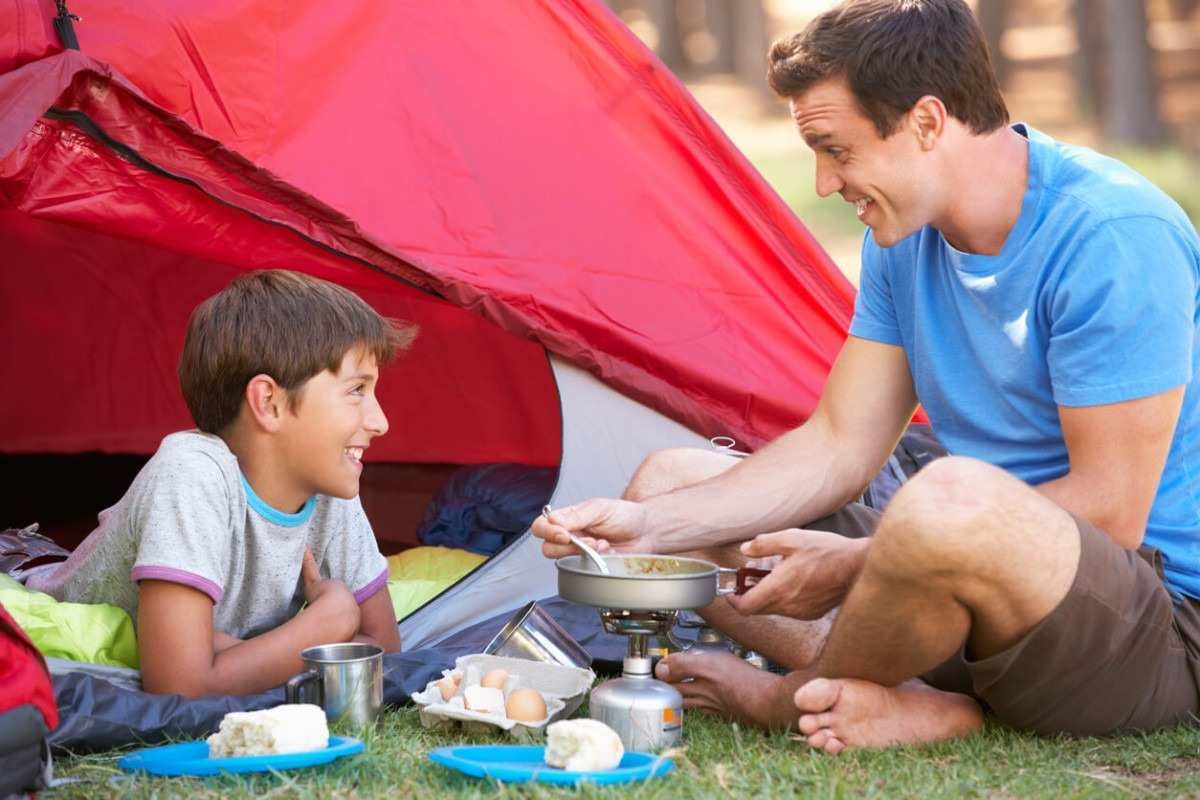 Acampar em família pode ser muito divertido!  Saiba o que não pode faltar