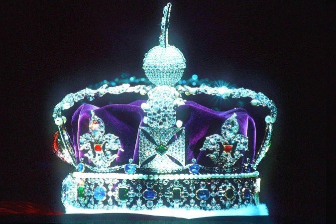 O caixão da Rainha Elizabeth 2ª está agora no Westminster Hall, após ter sido escoltado do Palácio de Buckingham pelo Rei Charles 3º, os Príncipes William e Harry e outros membros da realeza.

crédito: Reuters - 