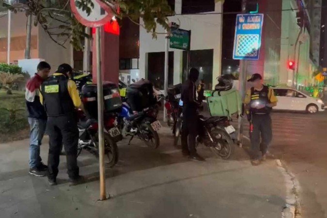 Na Operação Sossego, agentes do Detran-DF param motociclistas em Águas Claras - (crédito: Detran-DF/Divulgação) Na Operação Sossego, agentes do Detran-DF param motociclistas em Águas Claras - (crédito: Detran-DF/Divulgação)