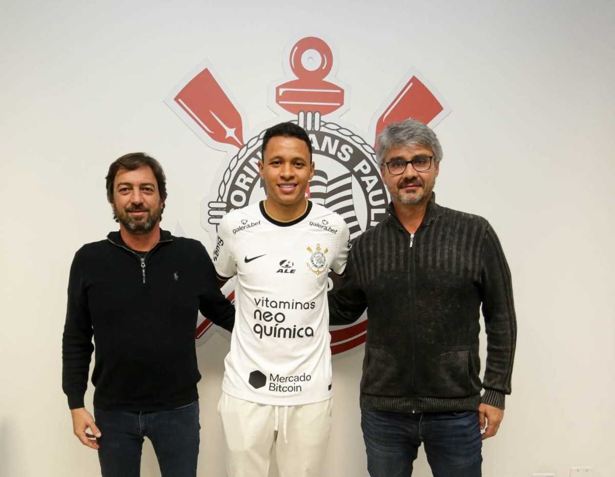 Corinthians anuncia renovação de contrato com o brasiliense Arthur Sousa