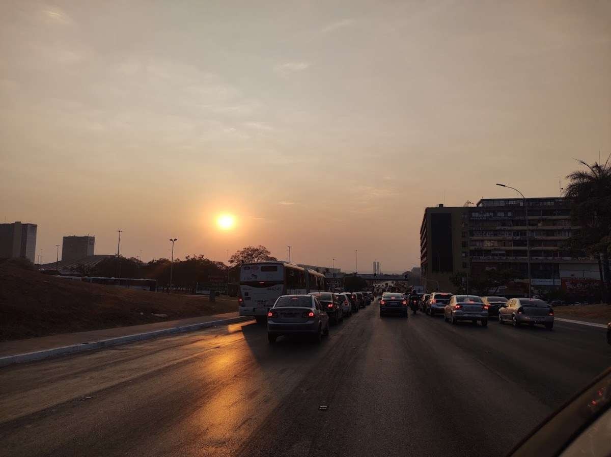 Fumaça de incêndios florestais ofusca nascer do sol no DF; veja fotos