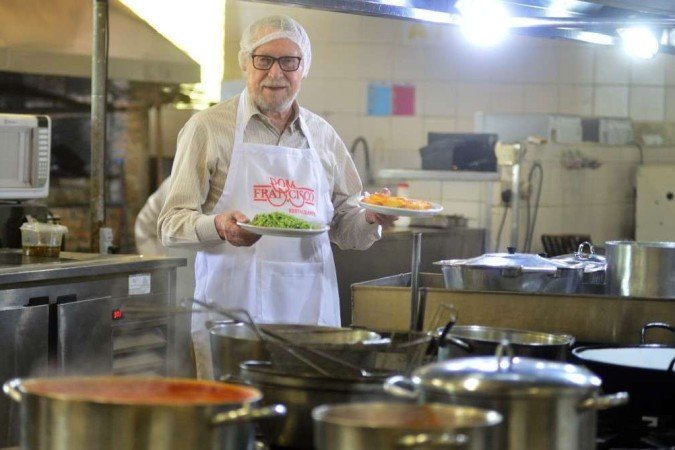 O chef e o famoso bacalhau com batatas e arroz com brócolis
