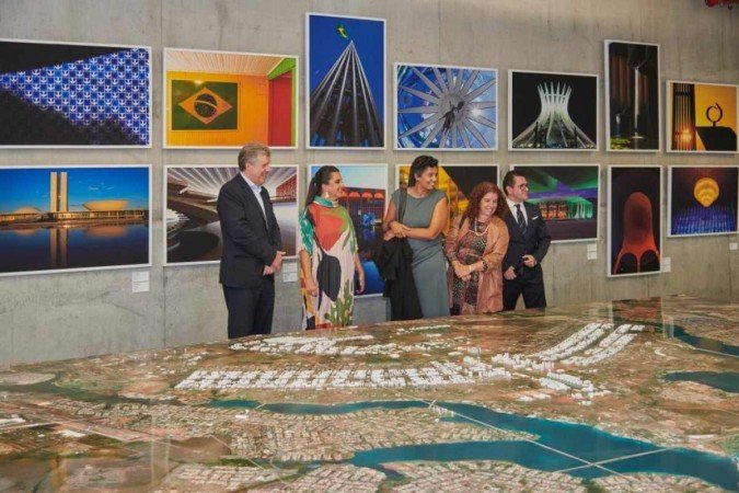 O diretor-geral de Patrimônio Cultural, João Carlos dos Santos (esquerda) na exposição 'Brasília — da utopia à capital' - (crédito: Divulgação) O diretor-geral de Patrimônio Cultural, João Carlos dos Santos (esquerda) na exposição 'Brasília — da utopia à capital' - (crédito: Divulgação)
