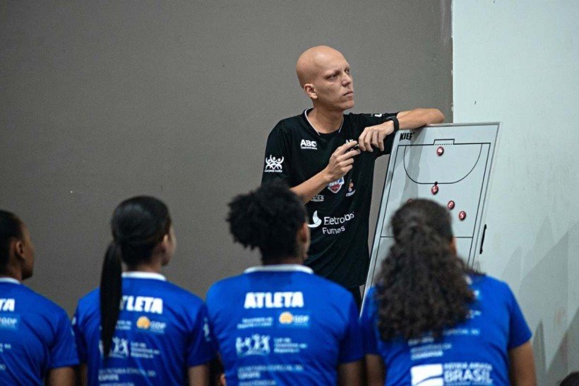 Treinador Lucas Fernandes faz os últimos ajustes antes do duelo contra o São José