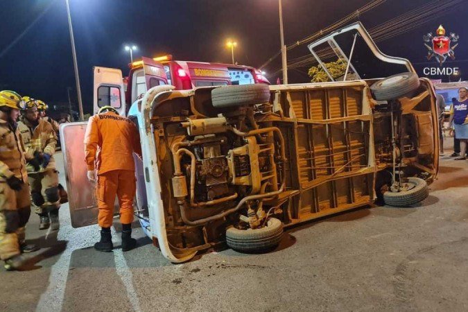 Bombeiros atenderam condutora e ageira, em Samambaia, que precisou ser socorrida ao hospital, - (crédito: Corpo de Bombeiros do Distrito Federal (CBMDF)) Bombeiros atenderam condutora e ageira, em Samambaia, que precisou ser socorrida ao hospital, - (crédito: Corpo de Bombeiros do Distrito Federal (CBMDF))