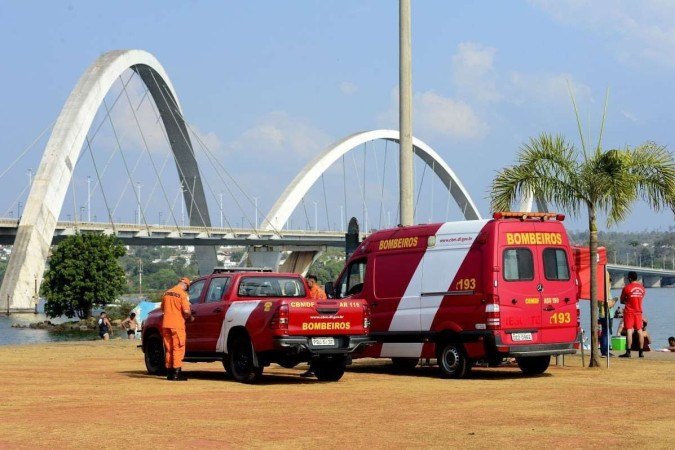 Embarcação afunda no Lago Paranoá com três tripulantes a bordo - (crédito: Marcelo Ferreira/CB/D.A Press) Embarcação afunda no Lago Paranoá com três tripulantes a bordo - (crédito: Marcelo Ferreira/CB/D.A Press)