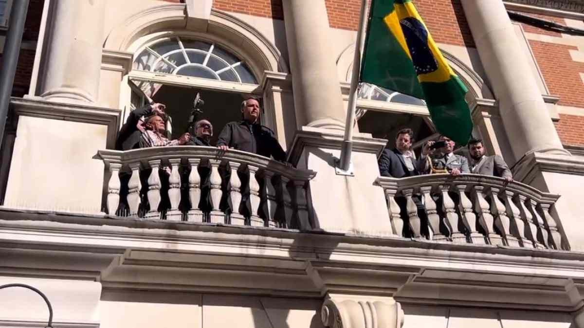 Jair Bolsonaro discursa para eleitores na embaixada brasileira em Londres