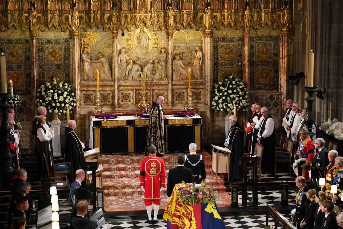 Fiéis da Igreja Anglicana em Brasília acompanham enterro da Rainha Elizabeth II