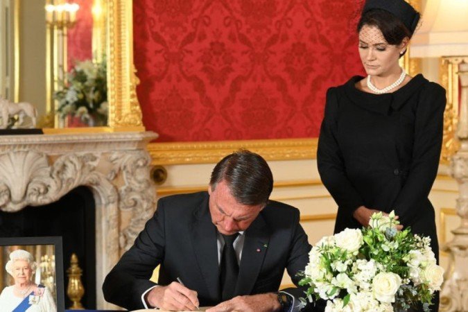Jair Bolsonaro (PL), ao lado da primeira-dama Michelle Bolsonaro, assina o livro de condolências pela morte da rainha Elizabeth 2ª, em Londres.
crédito: GETTY IMAGES
- Jair Bolsonaro (PL), ao lado da primeira-dama Michelle Bolsonaro, assina o livro de condolências pela morte da rainha Elizabeth 2ª, em Londres.
crédito: GETTY IMAGES
-